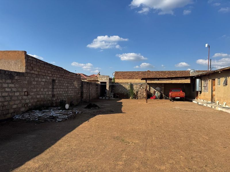 Investment property for sale in Soshanguve block X - Photo 5