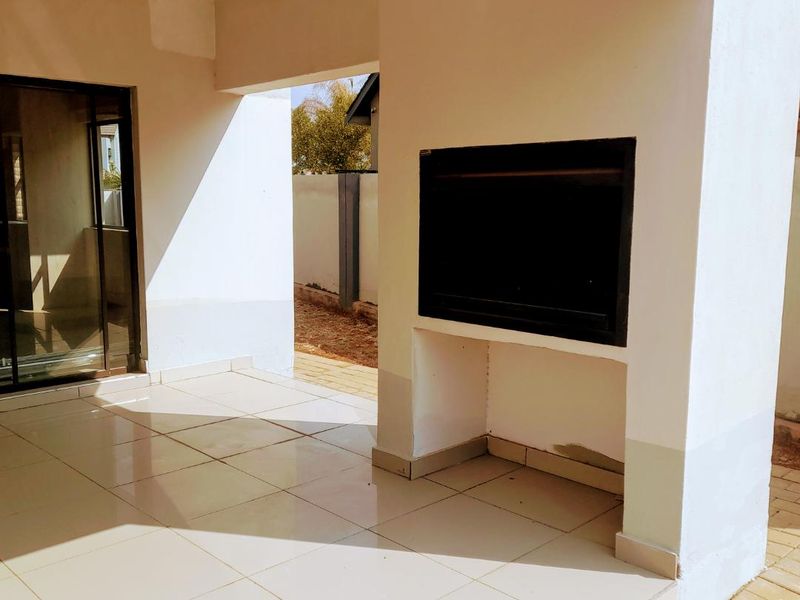 Pet-Friendly 4-Bed Oasis in Symphony Park - Photo 2