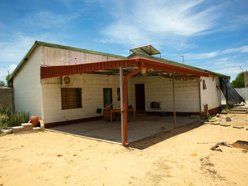 House or business property - Photo 2