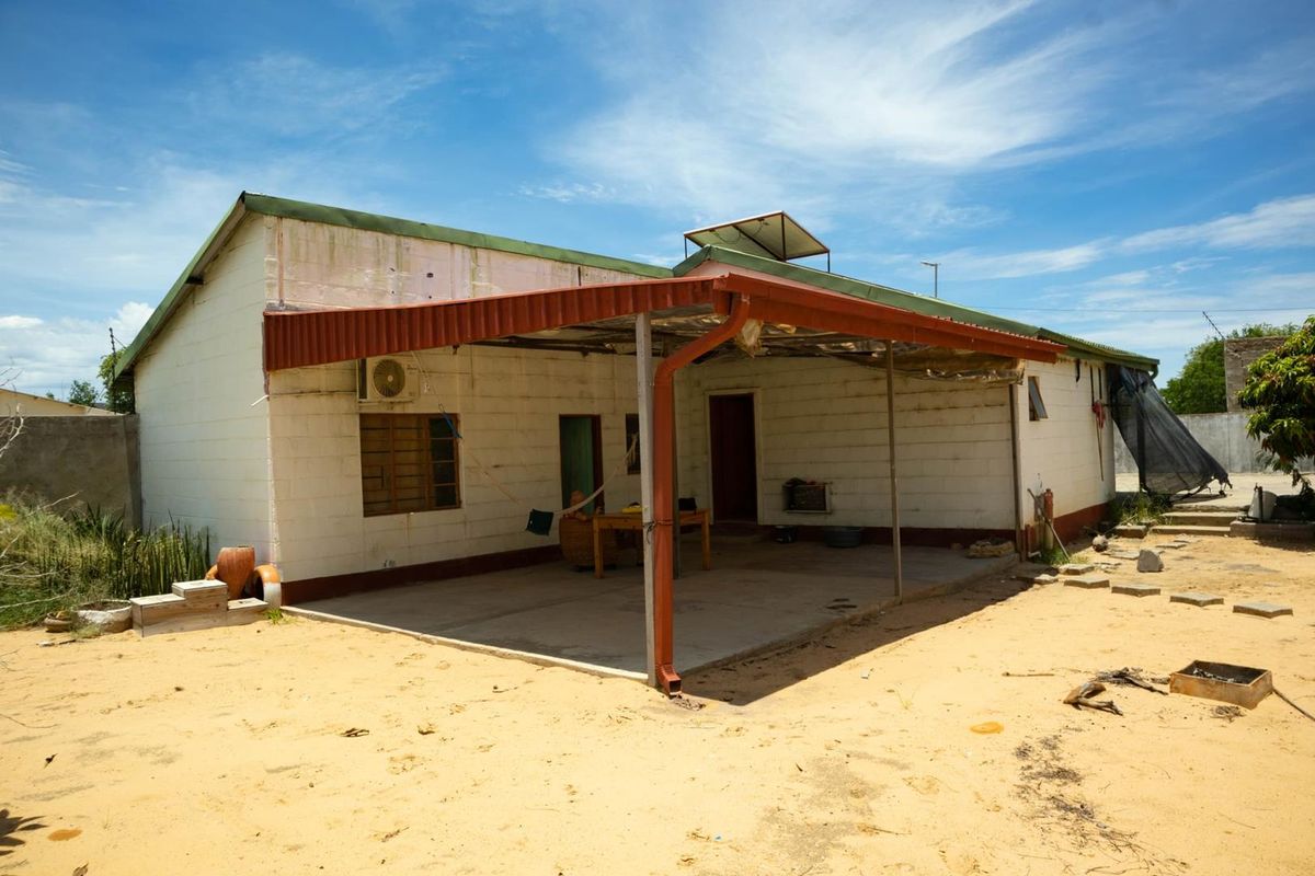 House or business property - Photo 2