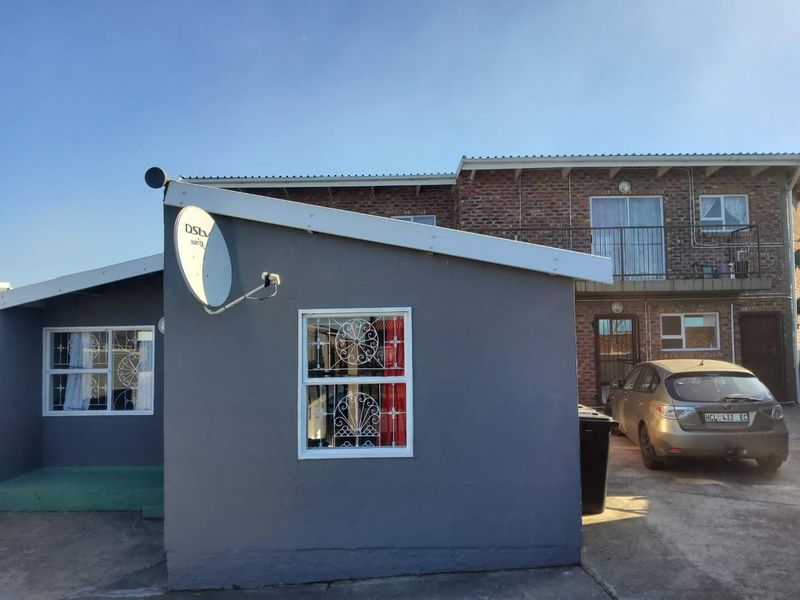 **Spacious Family Home with Additional Flats - Perfect for Investment or Family Living** - Photo 2