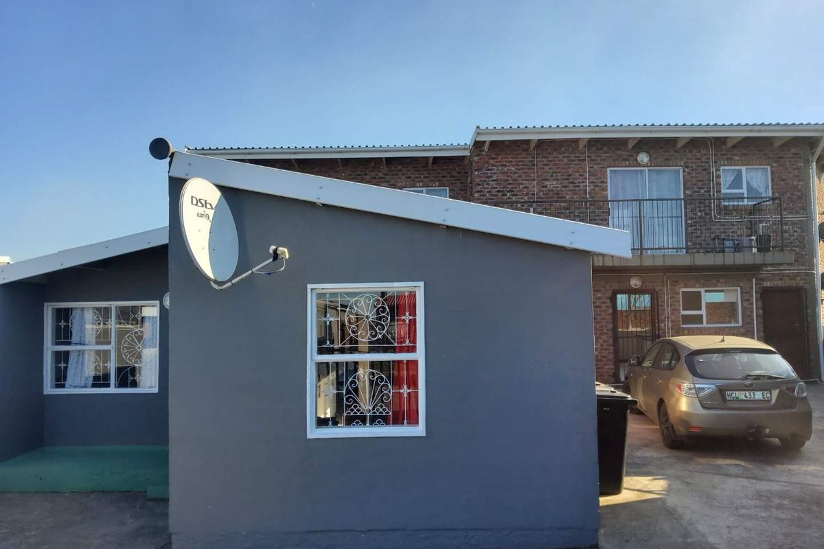 **Spacious Family Home with Additional Flats - Perfect for Investment or Family Living** - Photo 2