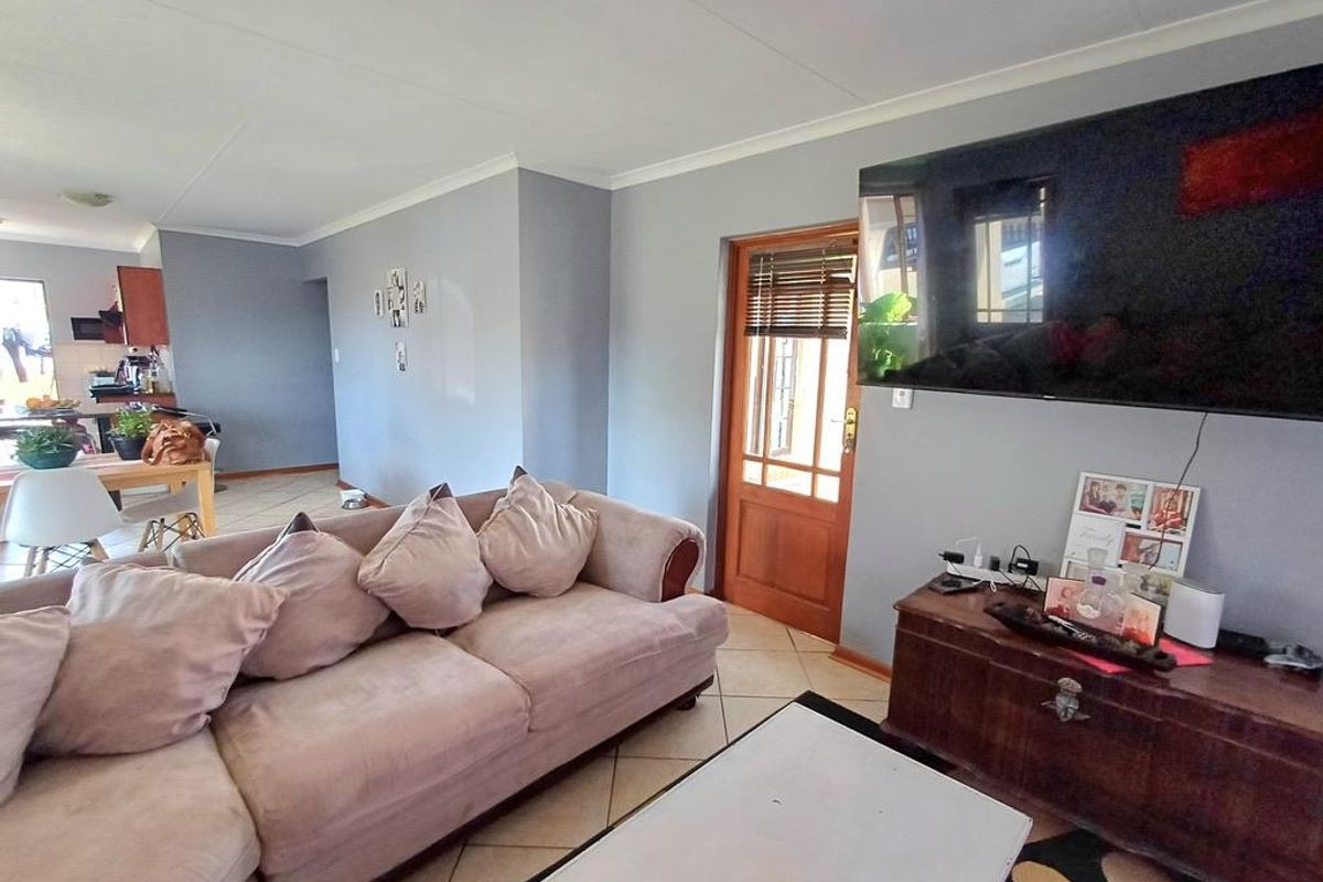 Family Home in 24 Hour Guarded Security Complex - Photo 4