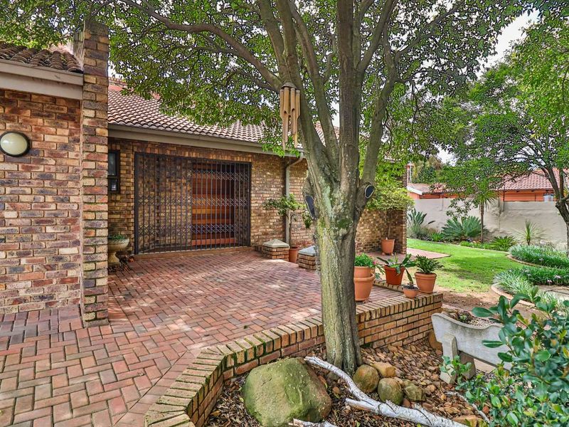 Modern 3 Bedroom Home with Bachelor’s pad for Sale in Glenvista! - Photo 5