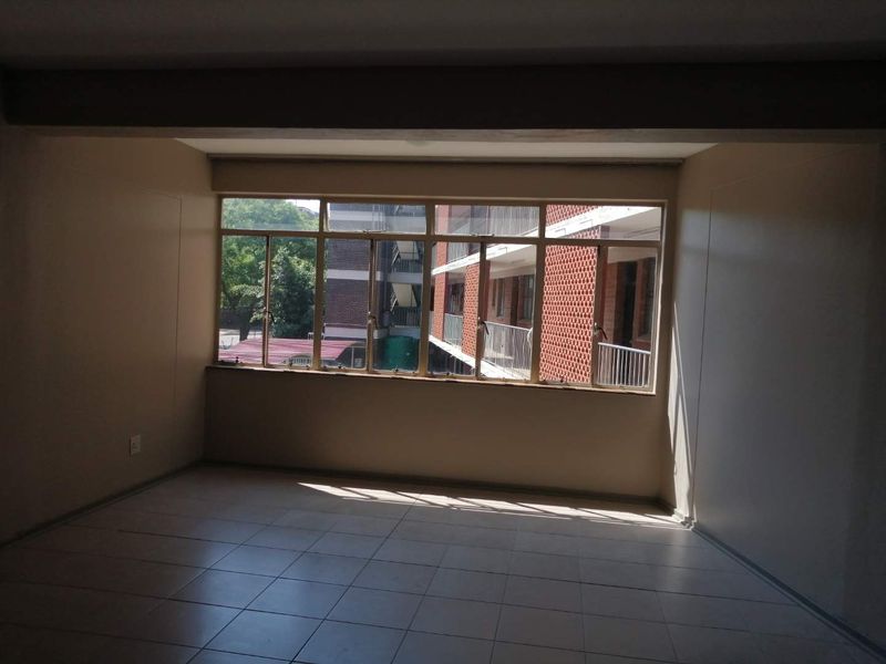 Bachelor to rent at Lantana Apartments - Photo 7