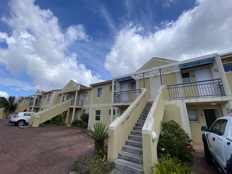 2-Bedroom Apartment in Wynberg (60m2) - Renovation Opportunity - Photo 2