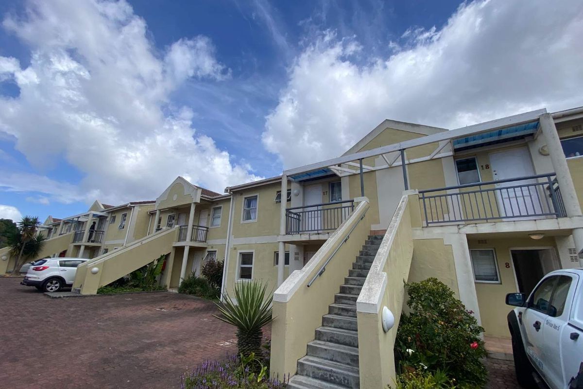 2-Bedroom Apartment in Wynberg (60m2) - Renovation Opportunity - Photo 2