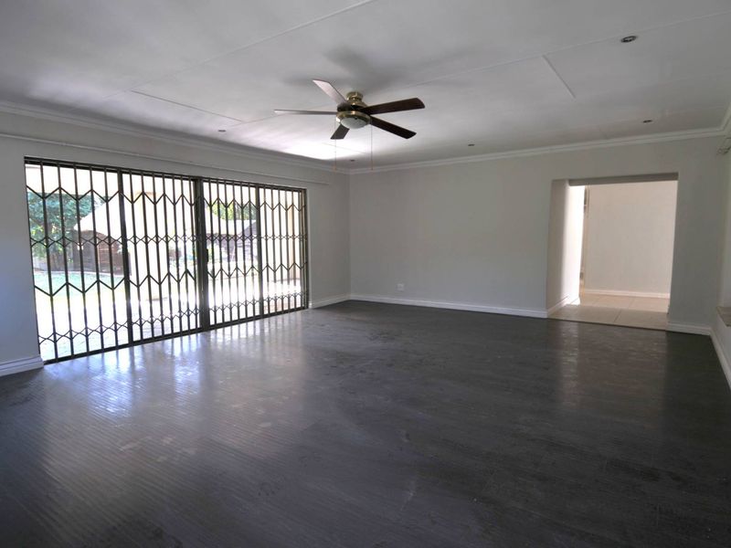 4 Bedroom House for Sale in Garsfontein - Photo 6