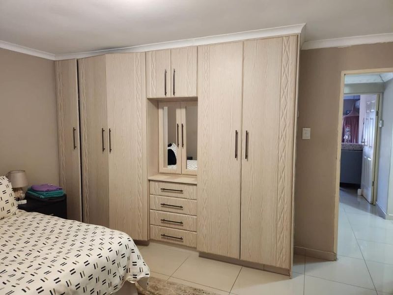 Two-Bedroom Home in Lower Illovo - Comfortable Family Living - Photo 9