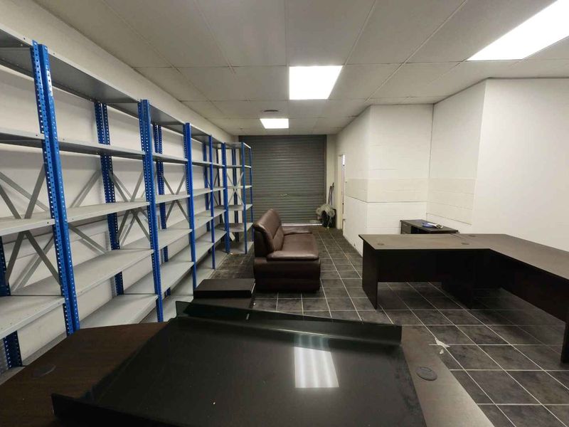 Warehouse/office To Let - Photo 8