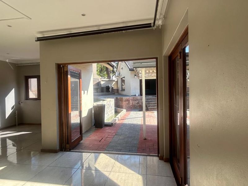 EXCLUSIVE MANDATE - FOR SALE Once in lifetime opportunity! Best price!  4-Bedroom Family House - Photo 4