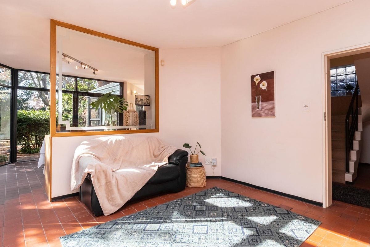 4-Bedroom Family Home in Sought-After School Neighbourhood - Photo 4