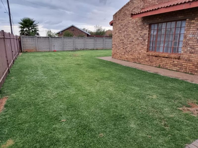 Well priced Lovely Townhouse BUT please note it resides on its own stand fully fenced, walled. - Photo 4