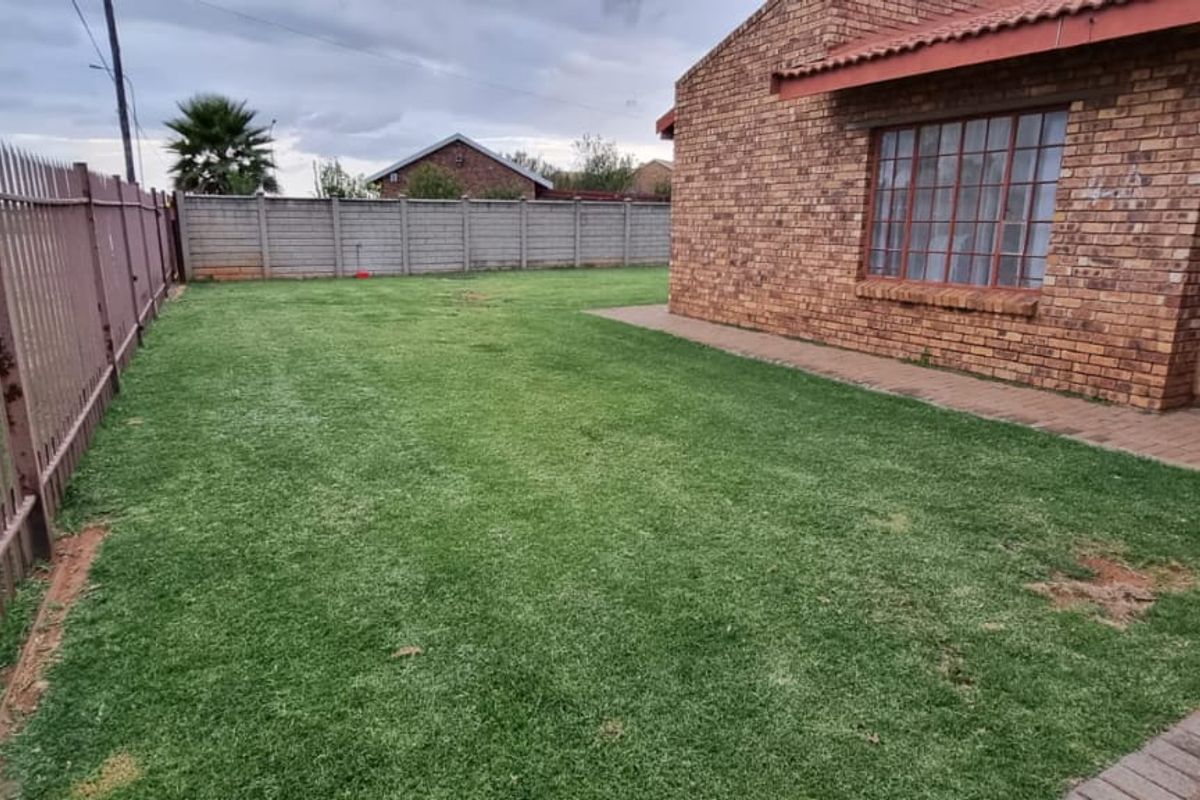 Well priced Lovely Townhouse BUT please note it resides on its own stand fully fenced, walled. - Photo 4