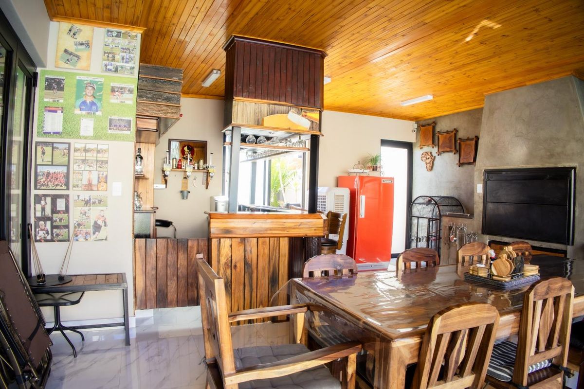 Luxurious and spacious 5 Bedroom Home with Flatlet - Kleine Kuppe - Photo 4