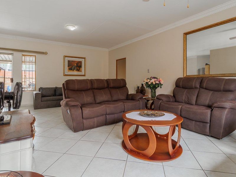 Four bedroom duet with study and potential fifth bedroom - Moreleta Park - Photo 4