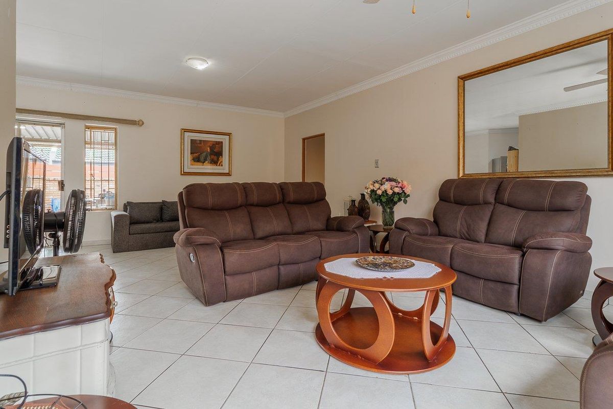 Four bedroom duet with study and potential fifth bedroom - Moreleta Park - Photo 4