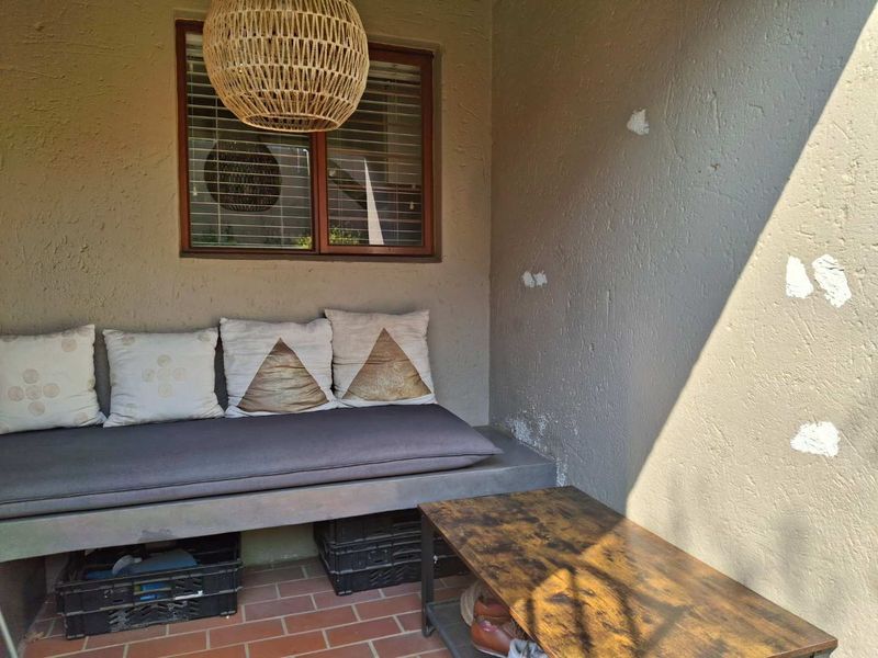 A SLEEK MODERN ONE BEDROOM  GARDEN APARTMENT - Photo 6