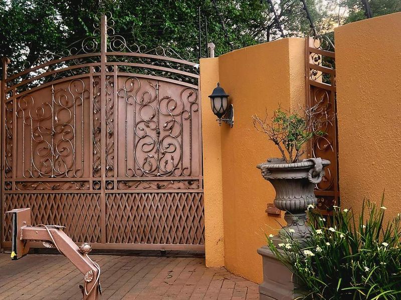 Castle in Alberante security estate perfect for a venue/restaurant/blended family - Photo 6