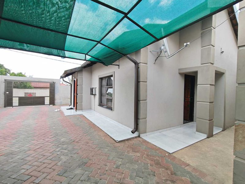 6 Bedroom   House for Sale in Cosmo City - Photo 2