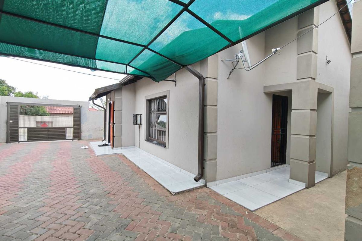 6 Bedroom   House for Sale in Cosmo City - Photo 2