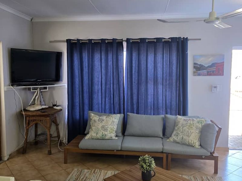 Corner rock face brick beauty with white aluminium windows and door frames. - Photo 4