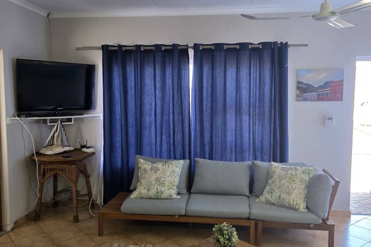 Corner rock face brick beauty with white aluminium windows and door frames. - Photo 4