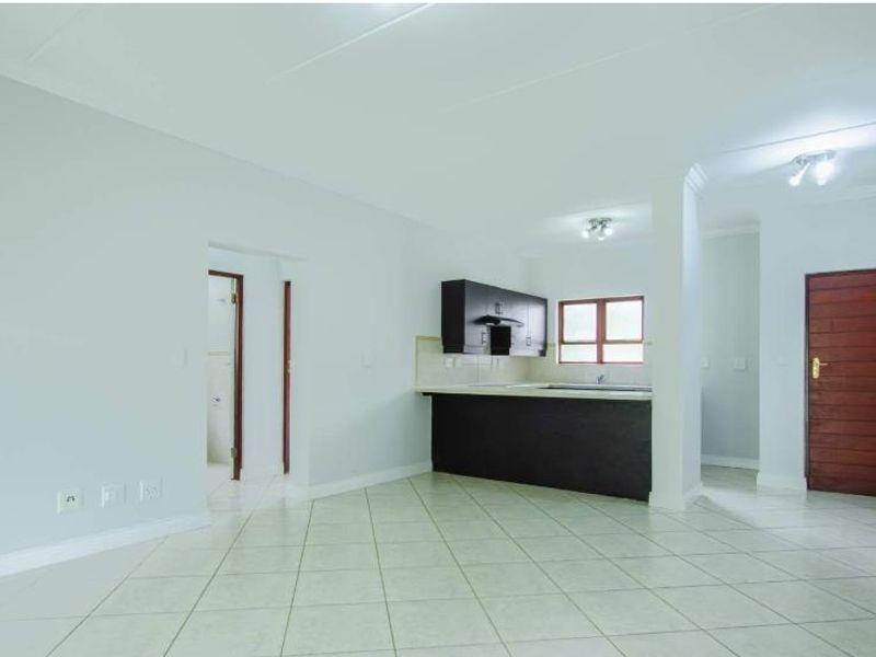 Modern Newly Renovated Ground-Floor Apartment in Tranquil Crowthorne Village with Country Living Charm - Photo 7