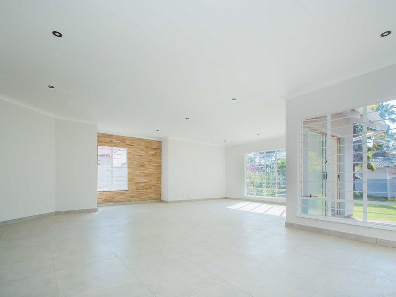 Spacious Fairfield Estate Home on 850m2 with Private Garden - Photo 7