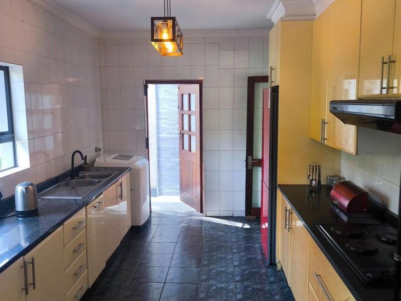 Versatile Family Home with Two Income-Generating Flats - Photo 5