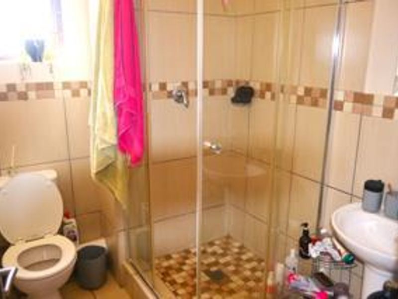 Spacious 2 Bedroom unit with huge private garden - Photo 6