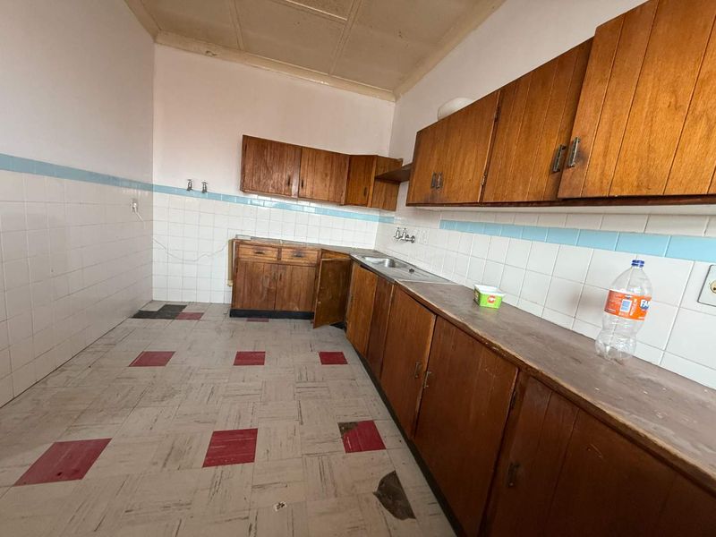 Spacious 2-Bedroom Upstairs Unit – Prime Location - Photo 6