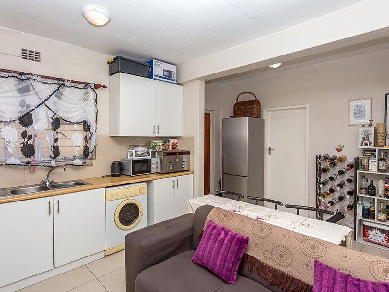 Two Bedroom Ground Floor Apartment - Photo 9