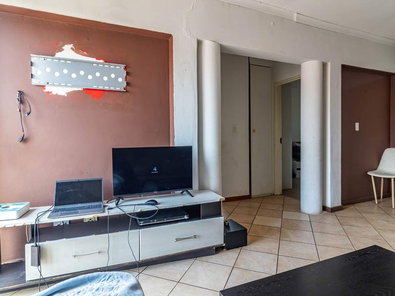 Modern First-Floor Apartment With Stunning Elevated Views — Perfect for Young Professionals in Johannesburg South - Photo 5