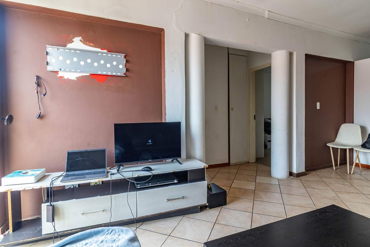 Modern First-Floor Apartment With Stunning Elevated Views — Perfect for Young Professionals in Johannesburg South - Photo 5