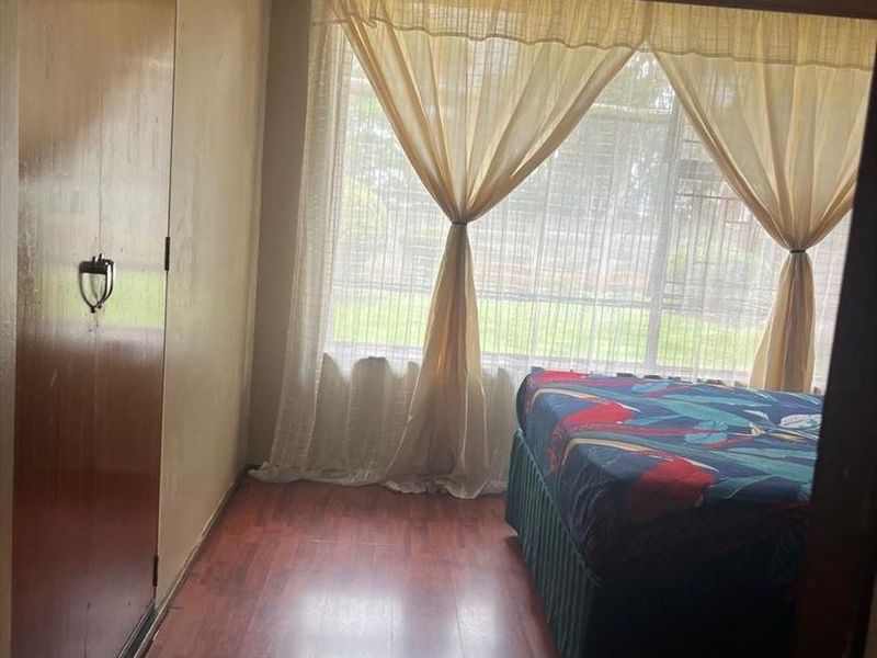 Large family home in an enclosed area - Photo 8