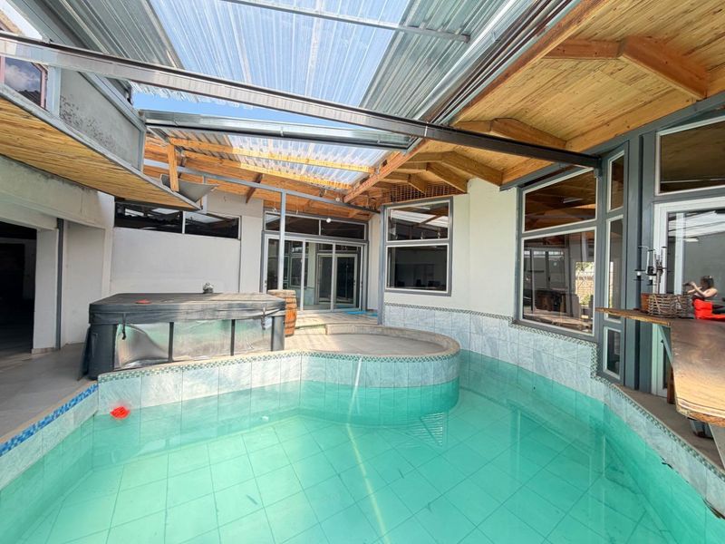 2 houses + 1 bedroom flat on one ERF FOR SALE! Massive investment opportunity! - Photo 2
