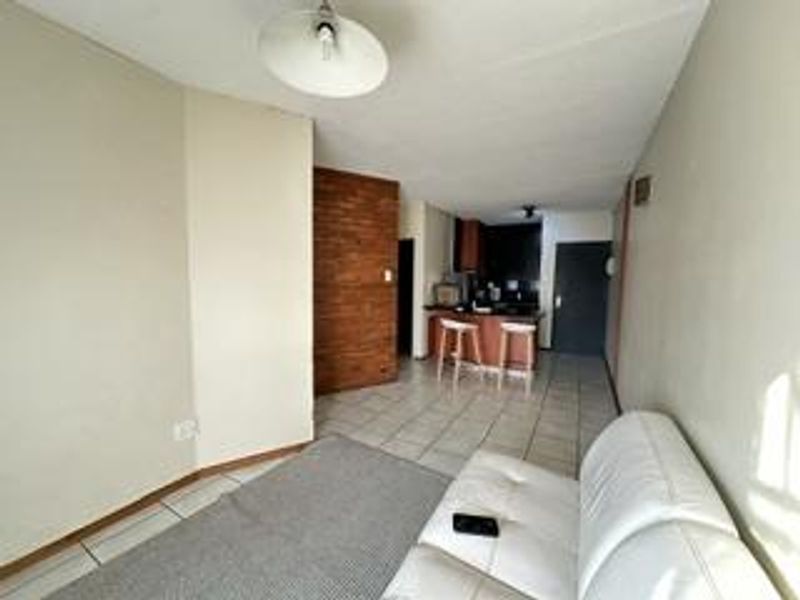 Prime Hatfield Living: Secure 2-Bedroom Apartment for Sale - Photo 5