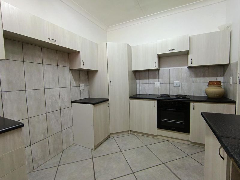 Stylish Top-Floor Living in the Heart of Bloemfontein. - Photo 3