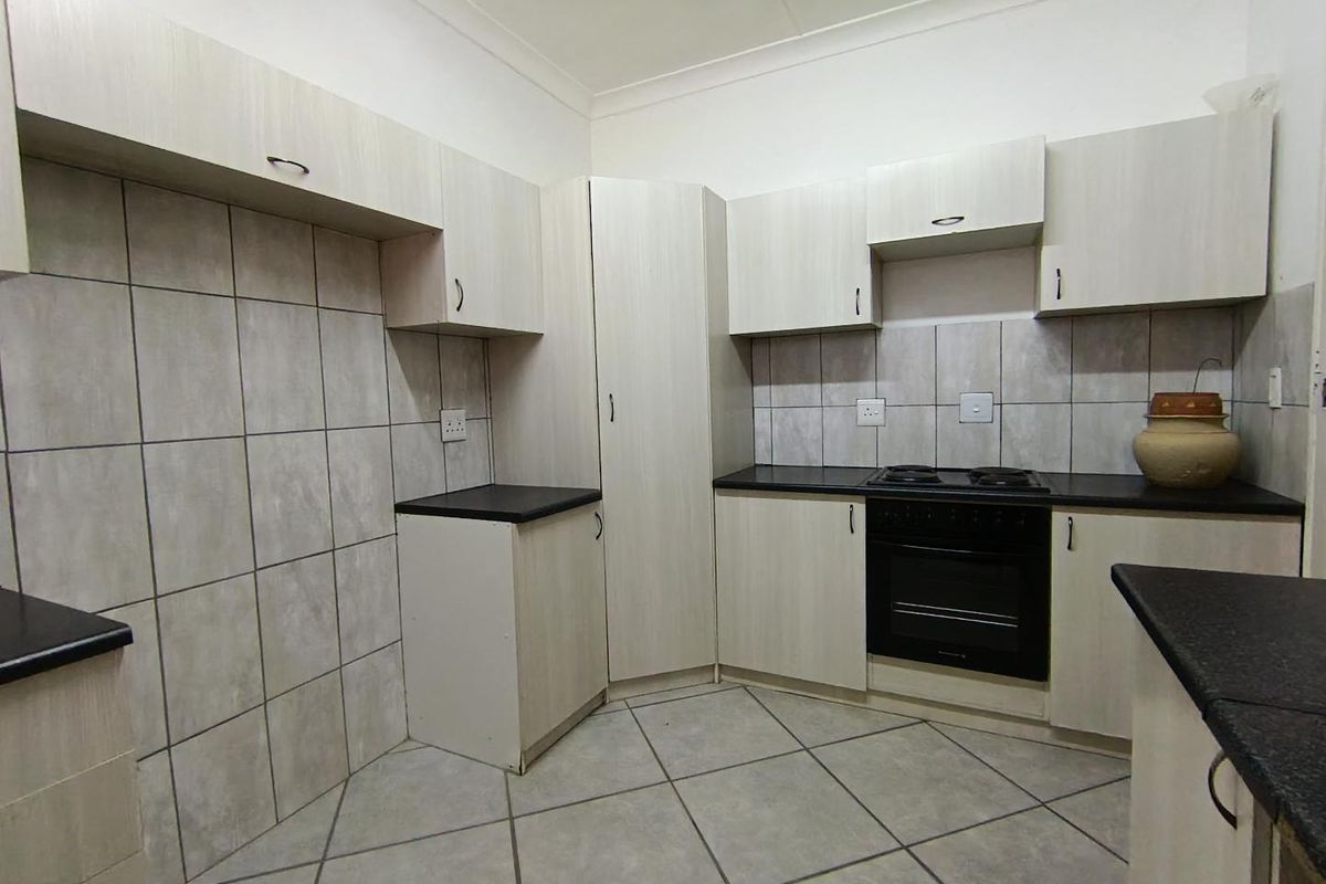 Stylish Top-Floor Living in the Heart of Bloemfontein. - Photo 3