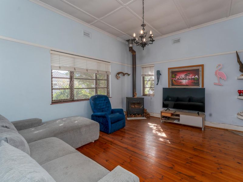 Charmimg Family home with Potential - Photo 3