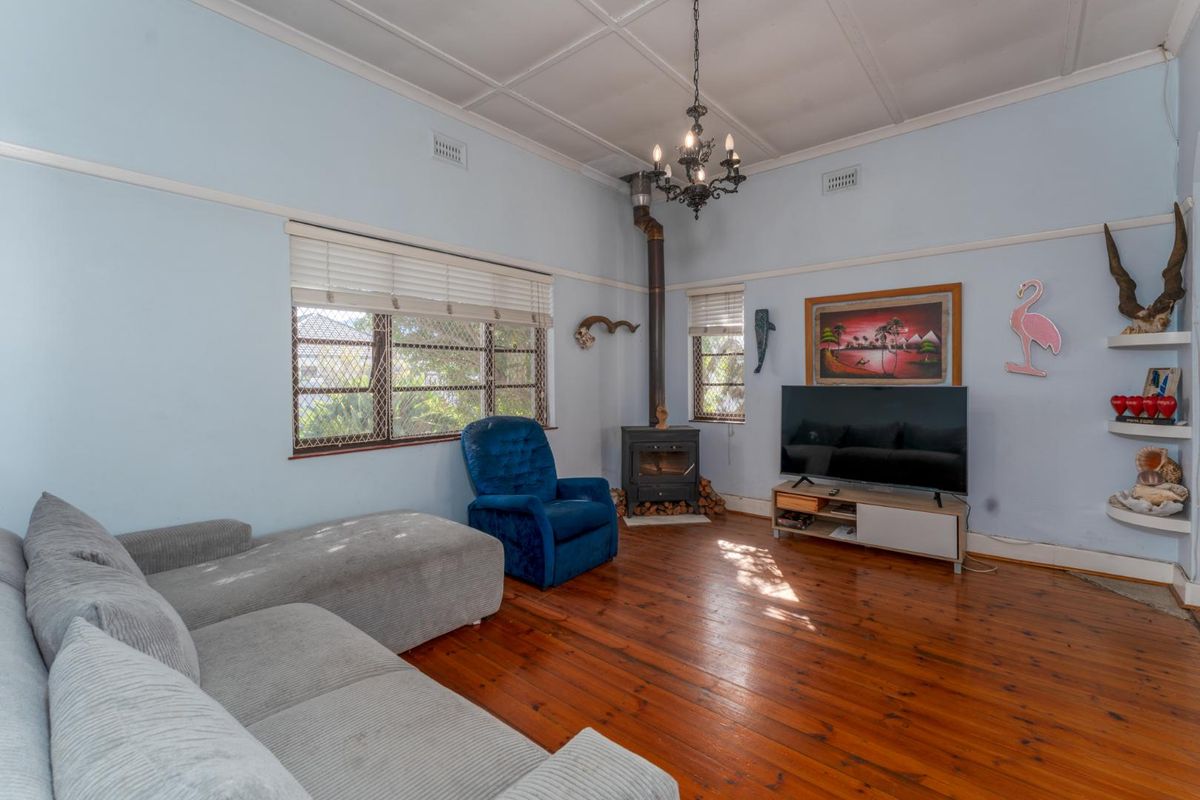 Charmimg Family home with Potential - Photo 3