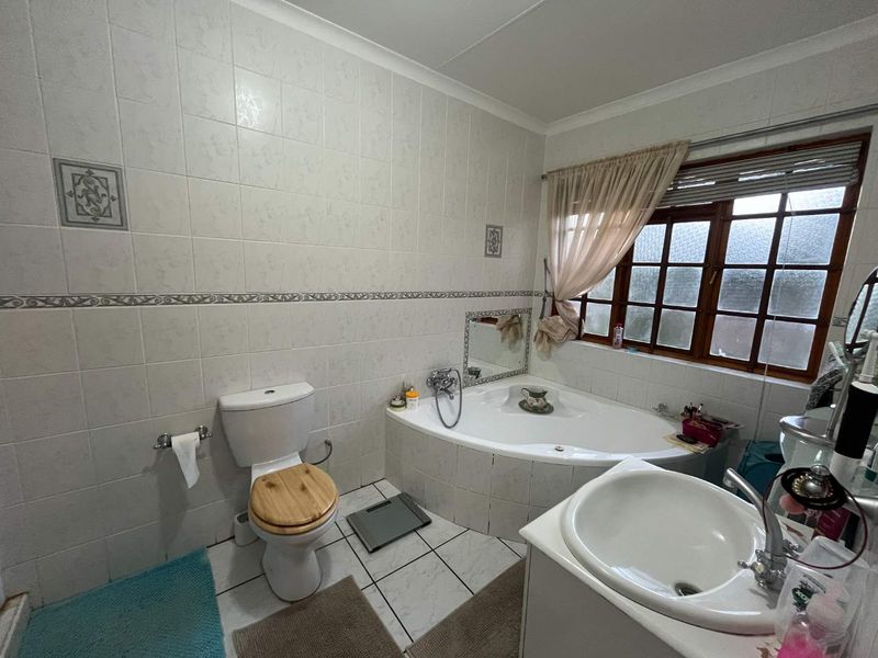 Sturdy, Low-Maintenance Family Home in an Extremely Popular Area - Photo 10