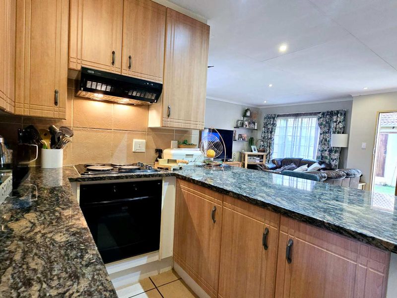 Spacious 3-Bedroom simplex for Sale in Equestria - Photo 9