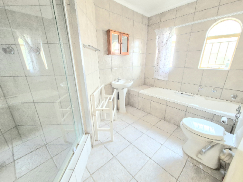 Elegant, bright townhouse with fantastic location - Photo 4