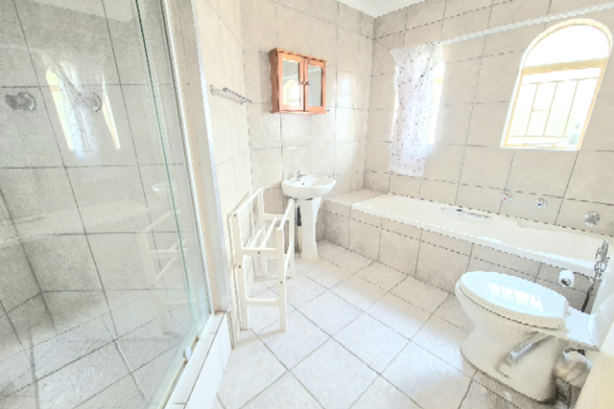 Elegant, bright townhouse with fantastic location - Photo 4