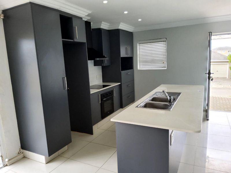 **Spacious 3-Bedroom  Townhouse close to beach in Secure Gonubie Palms Community** - Photo 9