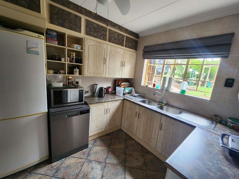 Dream home on the Vaal Dam - Photo 8