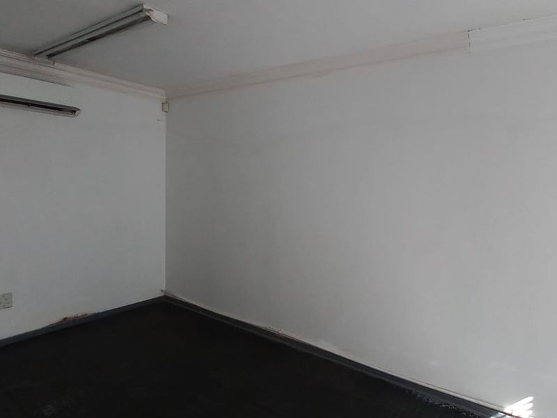 470 m2 Industrial Warehouse | Benrose - Photo 5