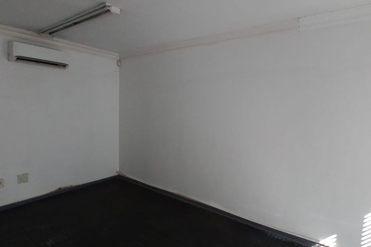 470 m2 Industrial Warehouse | Benrose - Photo 5